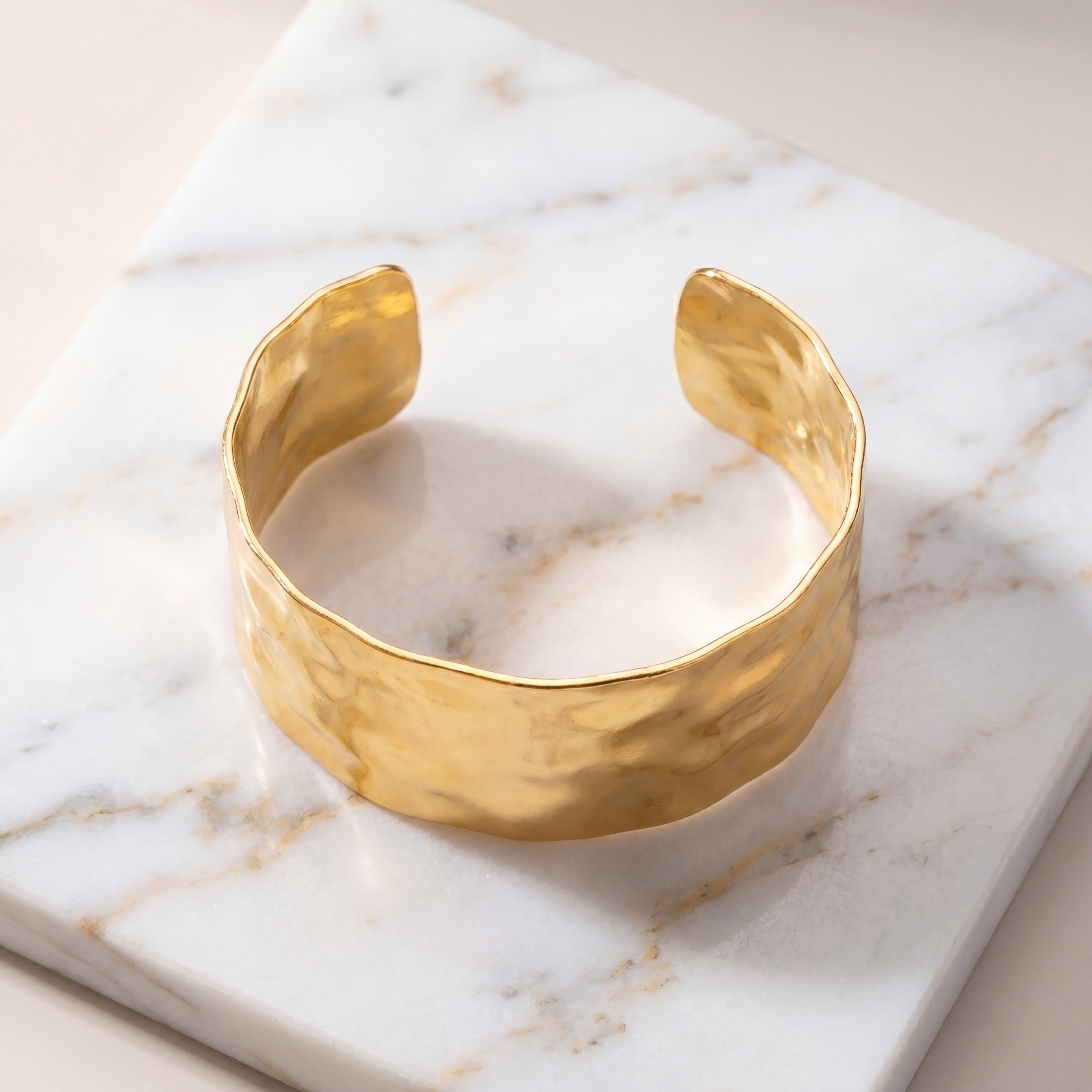 Brazalete "Eos" – El Toque Escultural del Lujo Silencioso