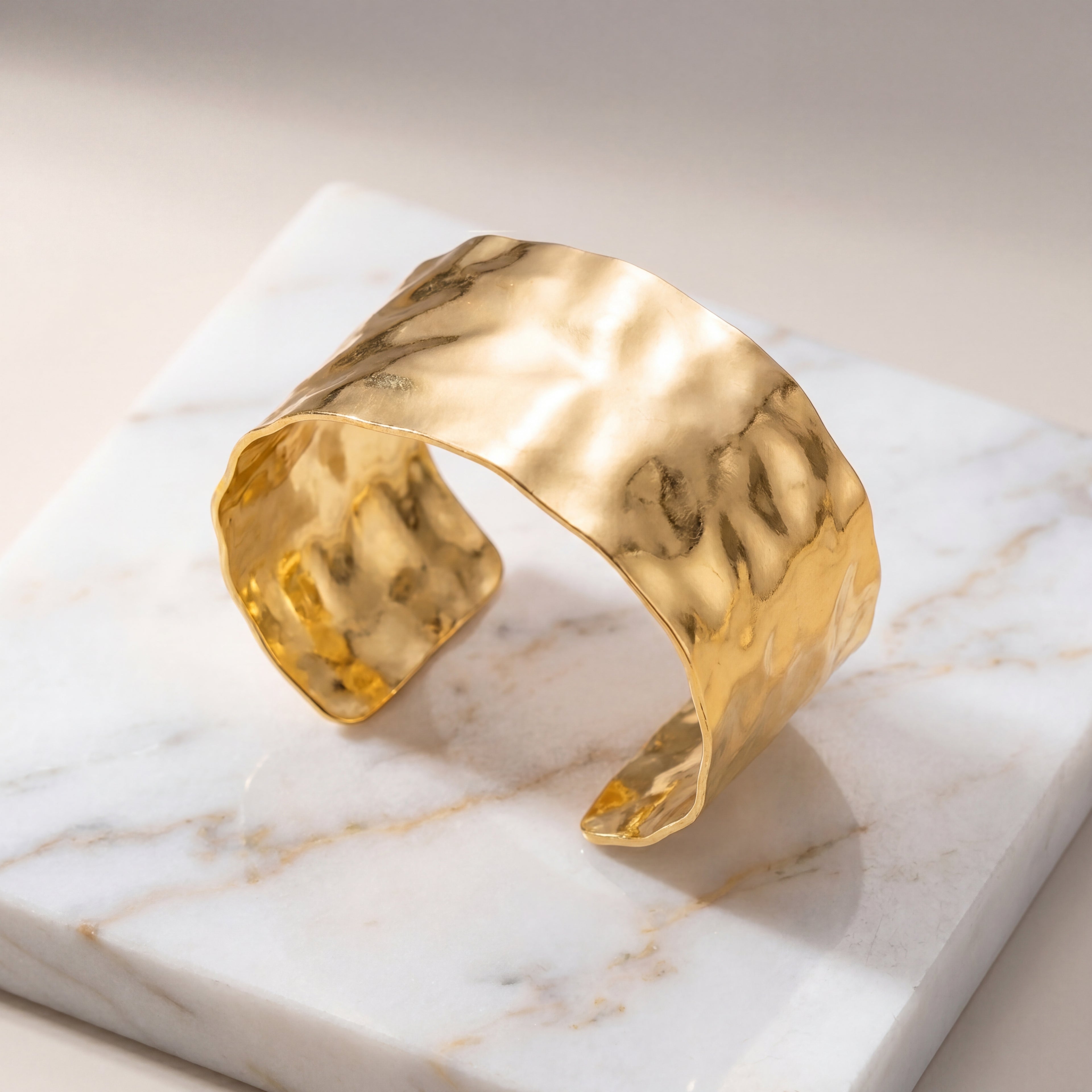 Brazalete "Eos" – El Toque Escultural del Lujo Silencioso