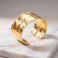 Brazalete "Eos" – El Toque Escultural del Lujo Silencioso