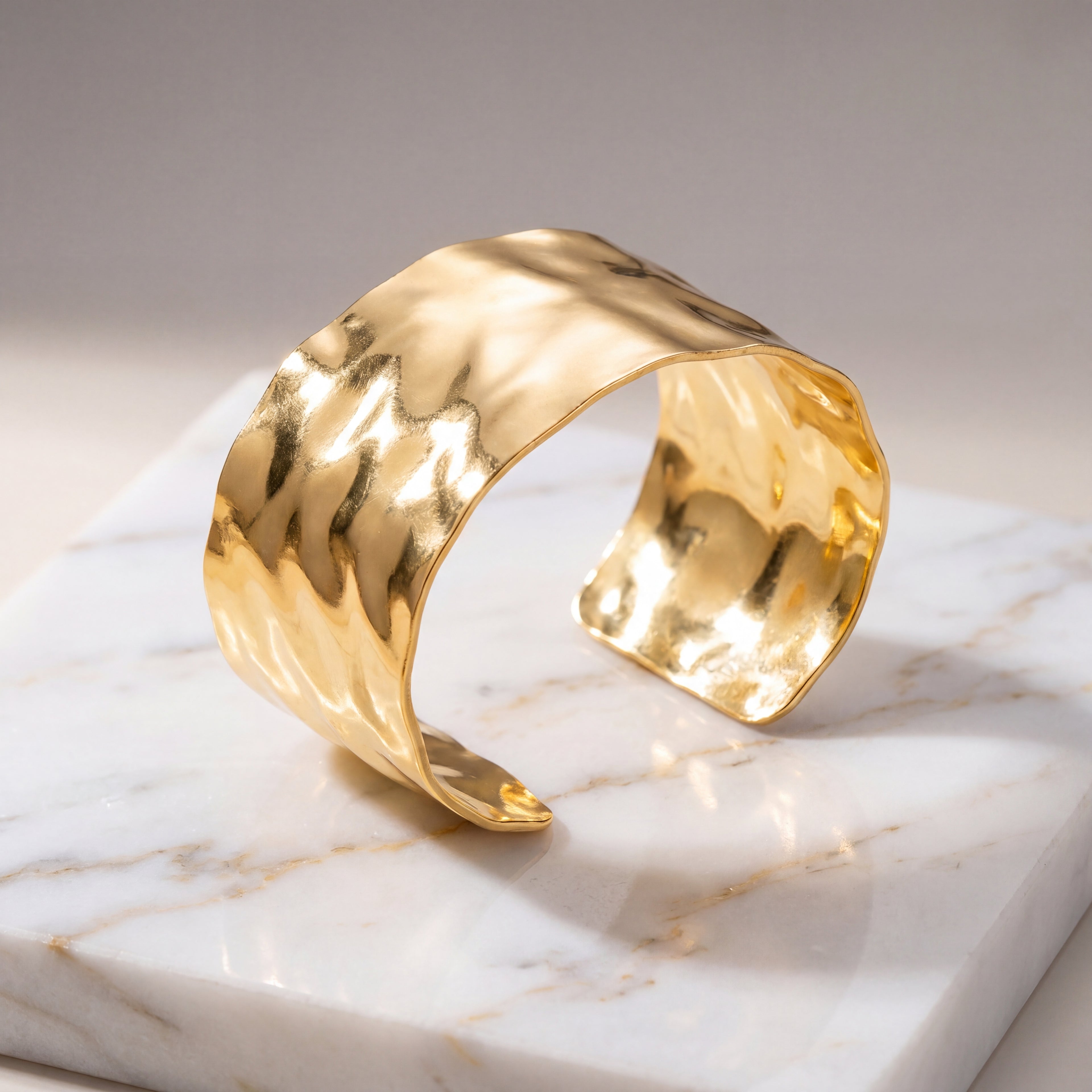 Brazalete "Eos" – El Toque Escultural del Lujo Silencioso